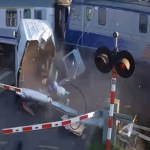 Pociąg staranował busa na przejeździe. Nagranie mrozi krew w żyłach