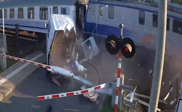 Pociąg staranował busa na przejeździe. Nagranie mrozi krew w żyłach