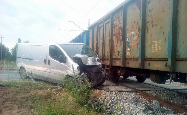 Pociąg towarowy uderzył w busa. Z powodu remontu nie działały rogatki