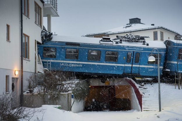 Pociąg uderzył w budynek mieszkalny /JONAS EKSTROEMER /PAP/EPA