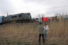 Pociąg uderzył w radiowóz na przejeździe kolejowym. Zginął policjant