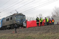 Pociąg uderzył w radiowóz na przejeździe kolejowym. Zginął policjant