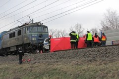 Pociąg uderzył w radiowóz na przejeździe kolejowym. Zginął policjant