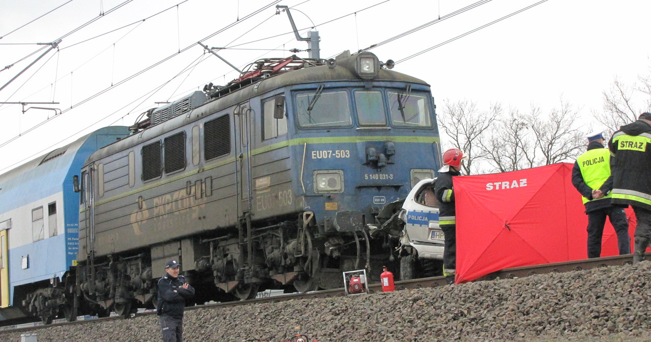 Pociąg uderzył w radiowóz na przejeździe kolejowym. Zginął policjant