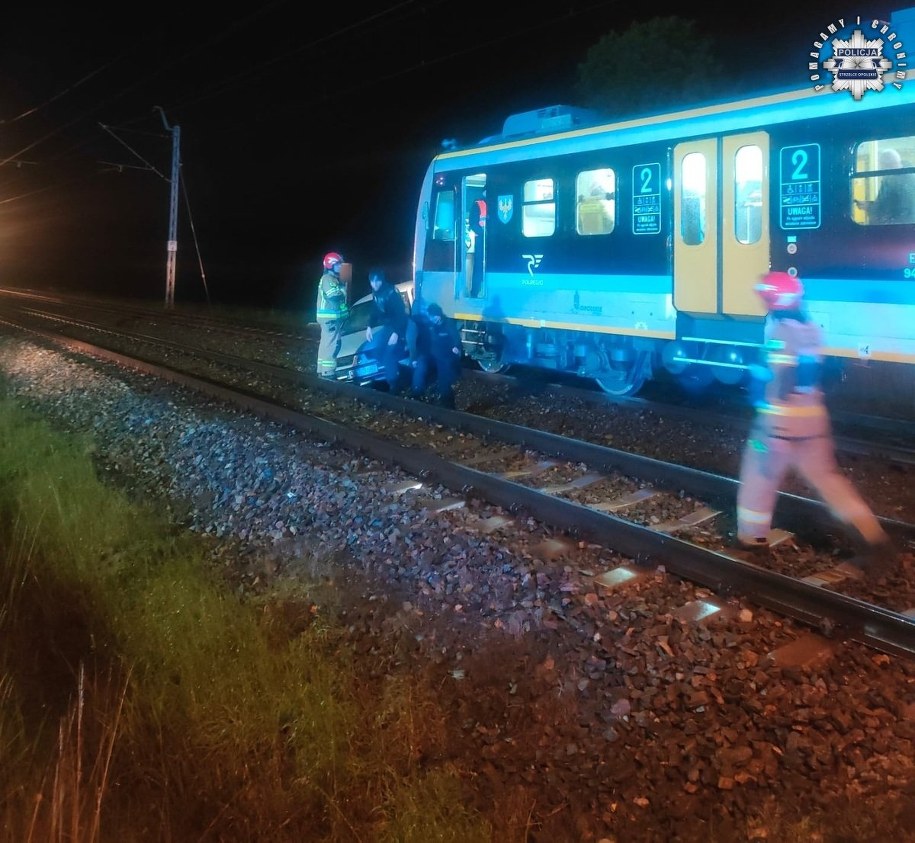 Pociąg uderzył w samochód /Policja Opolska /
