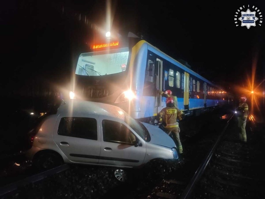 Pociąg uderzył w samochód /Policja Opolska /