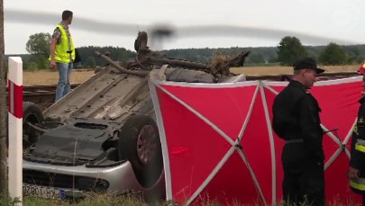Pociąg uderzył w tył auta, 3 osoby zginęły
