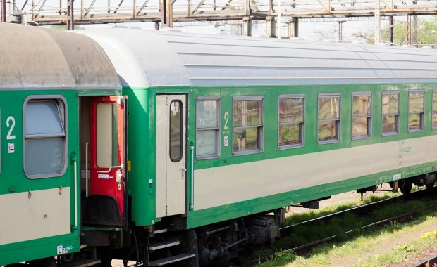 Pociąg uszkodził sieć trakcyjną. Problemy pasażerów