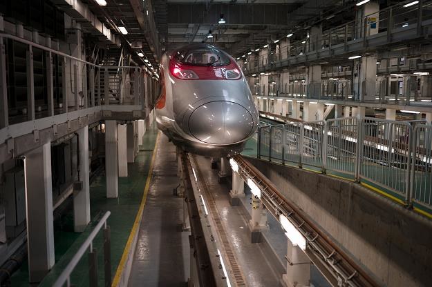 Pociąg wielkich prędkości na stacji West Kowloon w Hongkongu /EPA
