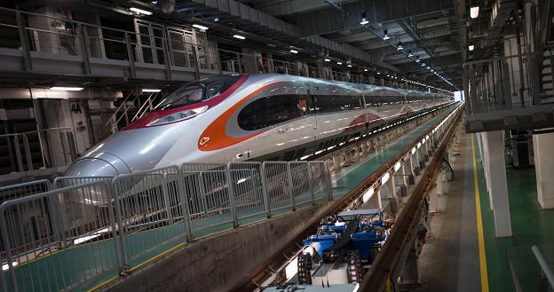 Pociąg wielkich prędkości na stacji West Kowloon w Hongkongu /EPA
