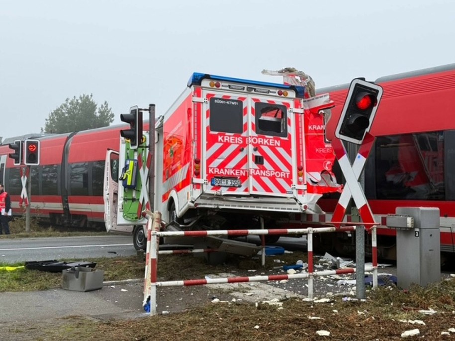Pociąg wjechał w karetkę w Ahaus /IMAGO/7aktuell.de | Marc Gruber /East News