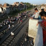 Pociąg wjechał w tłum w Indiach. Już ponad 60 ofiar