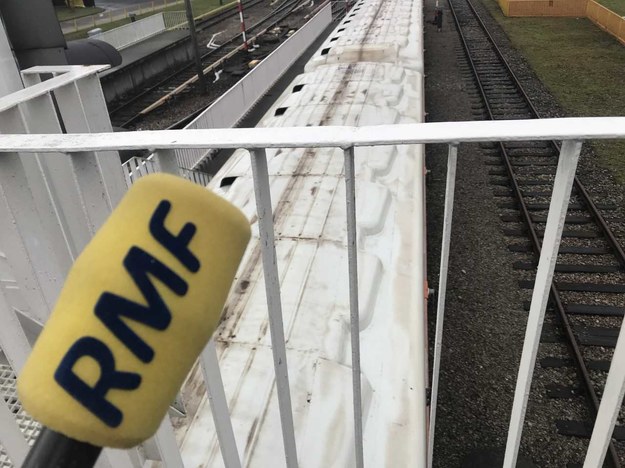 Pociąg wjeżdżający na tor w Bazie Metra Warszawskiego. Tuż obok znajduje się kilometrowy tor prób, na którym pociągi są sprawdzane /Michał Dobrołowicz /RMF FM