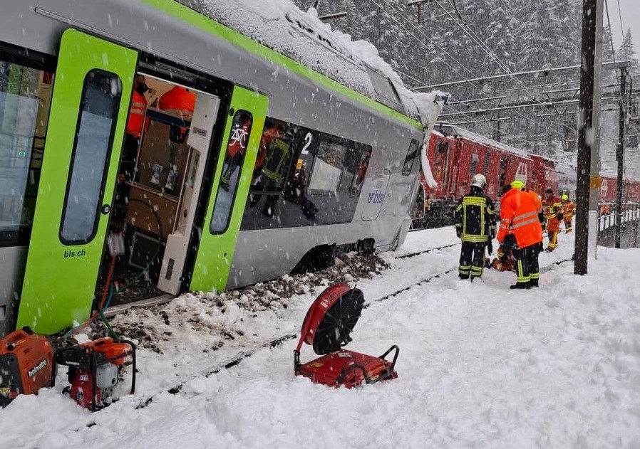 Pociąg wykoleił się w Alpach Szwajcarskich / fot. Polizei Wallis /