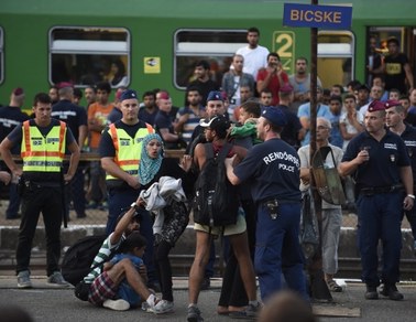 Pociąg z uchodźcami zatrzymany w Bicske. "Niehumanitarne. Mamy pieniądze, chcemy jechać dalej"