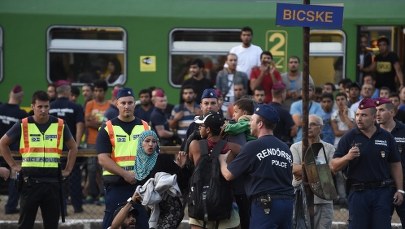 Pociąg z uchodźcami zatrzymany w Bicske. "Niehumanitarne. Mamy pieniądze, chcemy jechać dalej"