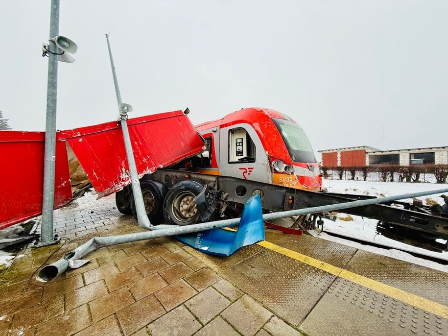 Pociąg zderzył się z ciężarówką /policja Słupsk /Policja