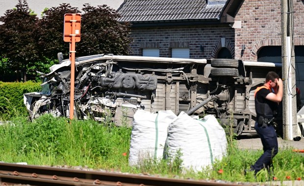 Pociąg zderzył się z minibusem szkolnym. Tragedia w Belgii