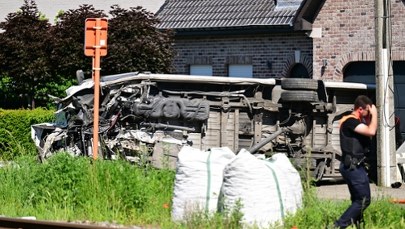 Pociąg zderzył się z minibusem szkolnym. Tragedia w Belgii