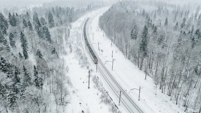 ​Pociąg ze 180 pasażerami utknął w zaspach