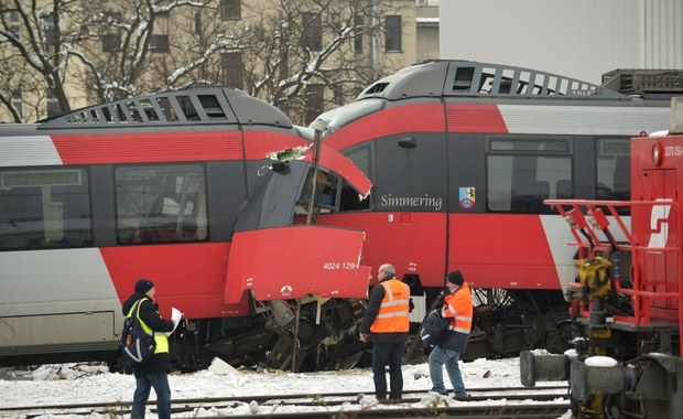 Pociągi czołowo zderzyły się w Wiedniu, ponad 40 rannych