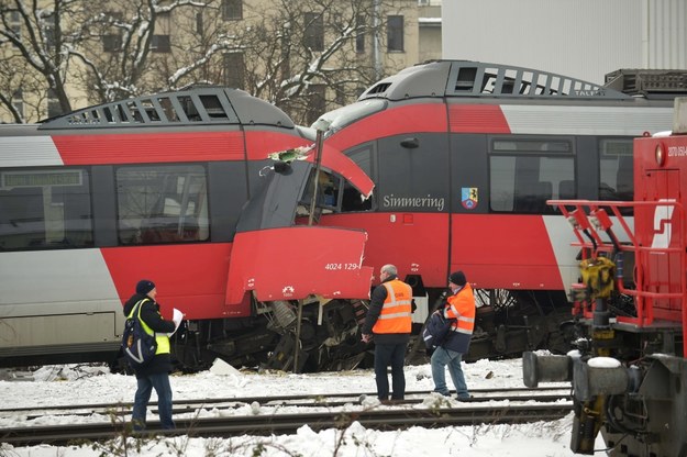 Pociągi czołowo zderzyły się w Wiedniu /ROLAND SCHLAGER /PAP/EPA