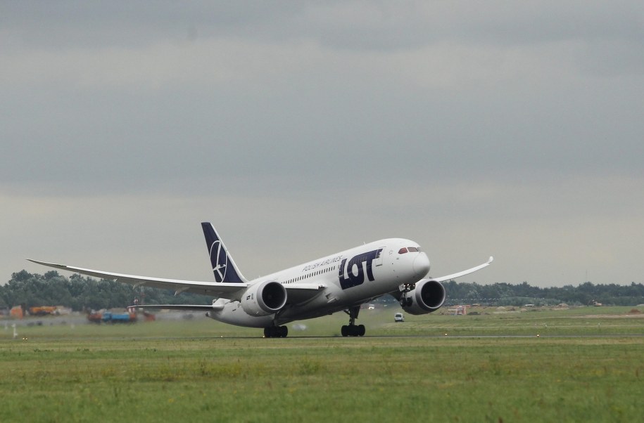 Pociągi nie będą dojeżdżać na warszawskie Lotnisko Chopina w pierwszym miesiącu września /Radek Pietruszka /PAP