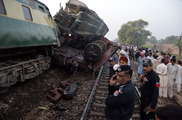 Pociągi pasażerski i towarowy zderzyły się w pobliżu miasta Multan w środkowym Pakistanie /FAISAL KAREEM /PAP/EPA
