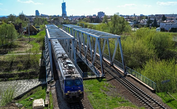 Pociągi rzadziej trąbią. Co z bezpieczeństwem na przejazdach?