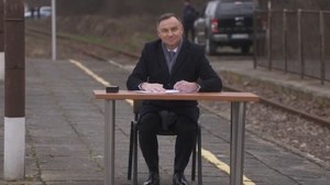 Pociągi wrócą do Końskich. To tam Andrzej Duda na peronie podpisał ustawę "Kolej Plus"