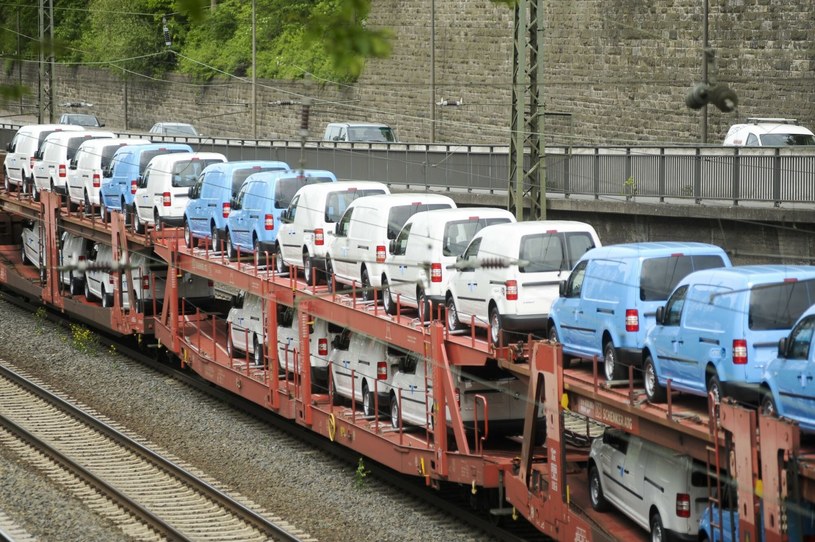 Pociąz z wyprodukowanymi w Polsce Volkswagenami Caddy w Niemczech /Wojciech Strożyk REPORTER /Agencja SE/East News
