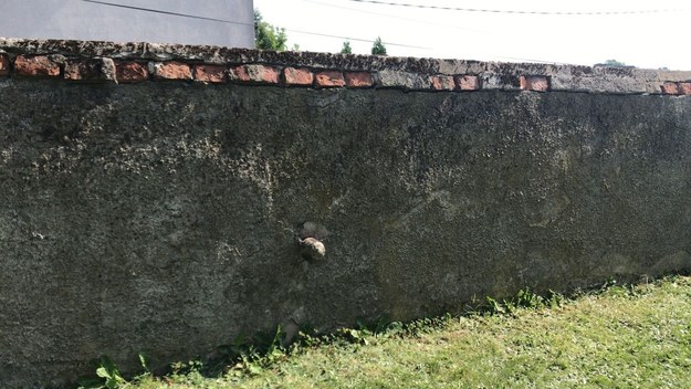 Pocisk artyleryjski utknął w murach kościoła /Małopolska Policja /Policja