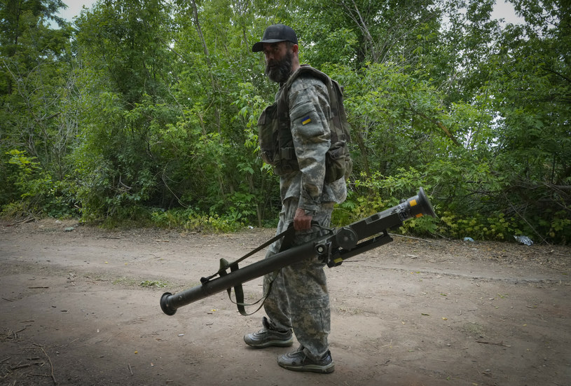 Pocisk kierowany Stinger niesiony przez ukraińskiego żołnierza. Niemcy mieli dostarczyć takich 500 /AP/Associated Press /East News