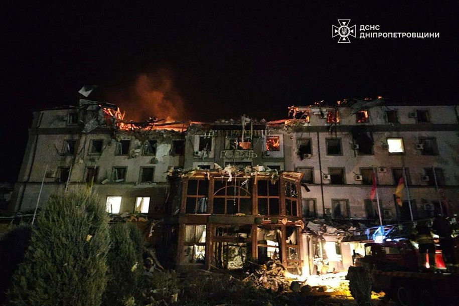 Pocisk uderzył w budynek hotelu /EPA/STATE EMERGENCY SERVICE HANDOUT /PAP/EPA