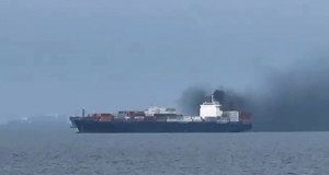 Pocisk uderzył w zakotwiczony tankowiec koło Fudżajry