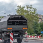 Pociski artyleryjskie na terenie elektrowni. Wezwano saperów