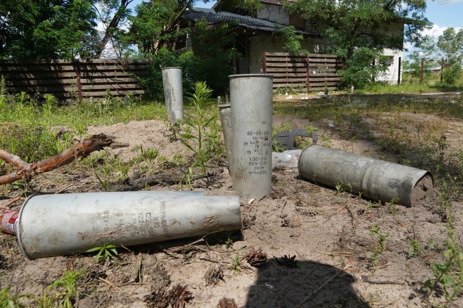 Pociski artyleryjskie w pobliżu domu we wsi Borszczowa w obwodzie charkowskim /Mykola Kalyeniak /PAP