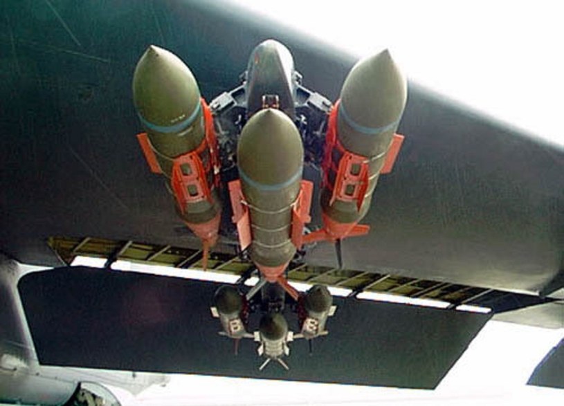 Pociski z systemem JDAM podczepione pod skrzydła samolotu. Lokalizatory GPS tej broni są skutecznie zakłócane przez Rosjan. / źródło Wikipedia /domena publiczna