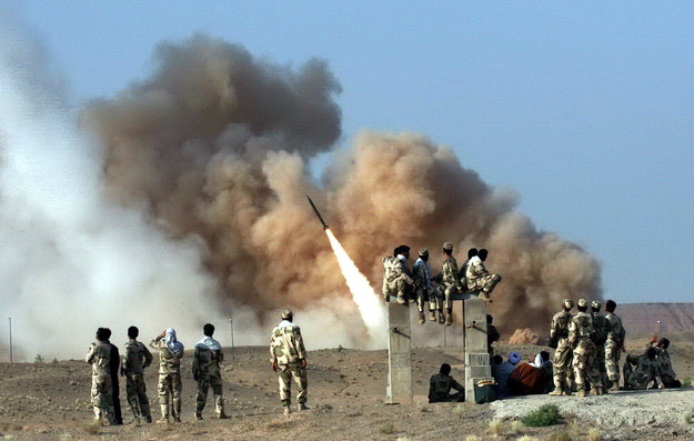Pociski Zelzal wystrzeliwane na zdjęciach z ćwiczeń wojskowych  przeprowadzonych przez irańską elitarną Gwardię Rewolucyjną w czerwcu 2011 roku /STRINGER /PAP/EPA