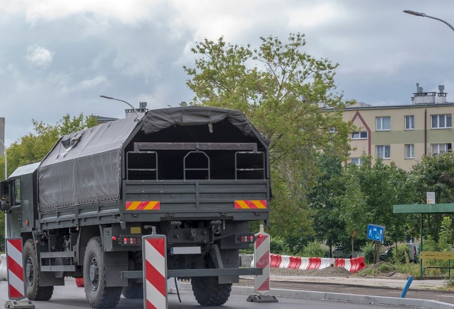 Pociski artyleryjskie na terenie elektrowni. Wezwano saperów
