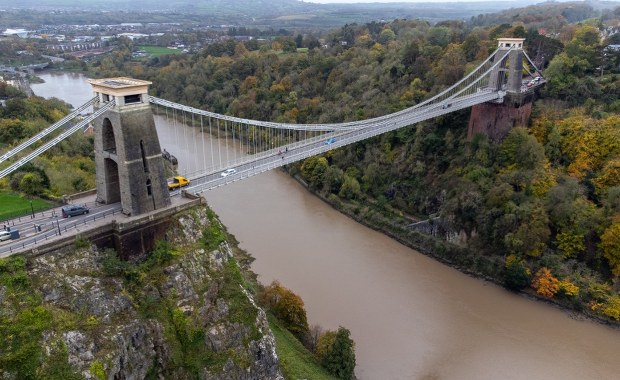Poćwiartował ciała, ukrył je w walizkach i porzucił przy moście. Zapadł wyrok