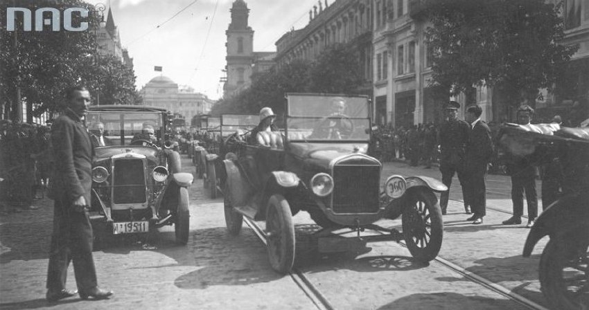 Początek lat 30. w Warszawie to jeszcze czas względnego spokoju, ulice żyły swoim zwyczajnym rytmem. /Z archiwum Narodowego Archiwum Cyfrowego