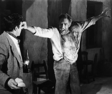 Początek lat 60. należał do niego, a role w takich filmach jak "Działa Navarony", "Pożegnanie z ringiem" i "Lawrence z Arabii" stanowiły przedsmak tego, co zaprezentował w 1964 r. w "Greku Zorbie", artystycznym szczycie kariery. Mimo że czasem uważał Alexisa Zorbę za swoje przekleństwo, powrócił do niego po 20 latach z musicalem na Broadwayu. "Zorba jest o mnie. Gram go, bo nie przestaję się od niego uczyć" - mówił.