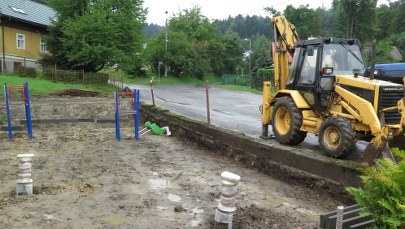 Początek roku szkolnego z zupełnie nowym placem zabaw. Lepsze Jutro zmienia Zagórz 