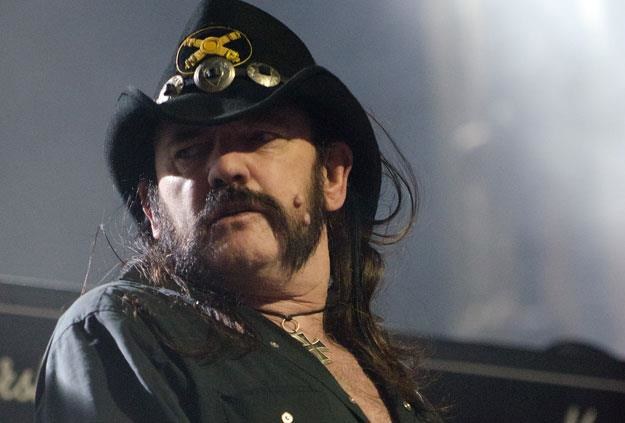 Początkowko Lemmy próbował leczyć się whisky z colą fot. Daniel Boczarski /Getty Images/Flash Press Media