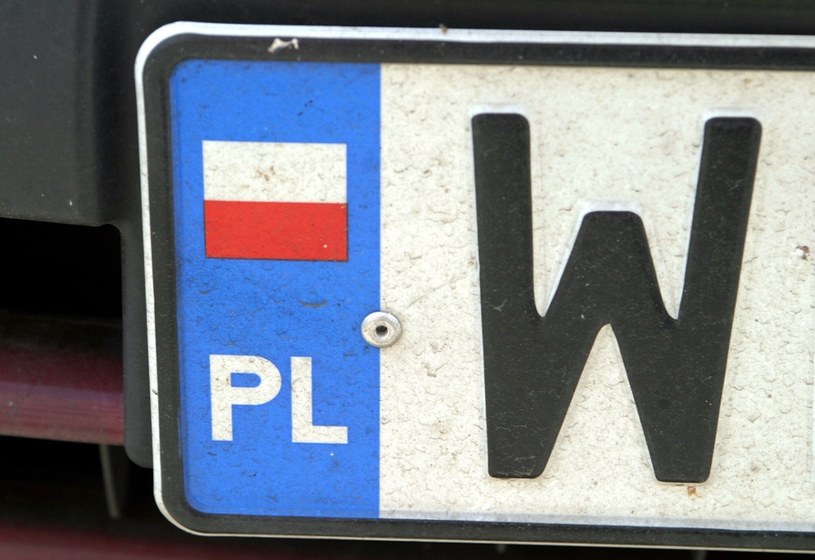 Początkowo białe tablice miały flagę Polski. Następnie zastąpiono ją unijnymi gwiazdkami /Wojciech Traczyk /East News