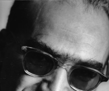 Początkowo "Krzyżacy" mieli zostać zrealizowani w ramach zespołu filmowego Kadr, a reżyserem miał być cieszący się coraz większą popularnością (po sukcesach "Kanału" oraz "Popiołu i diamentu") Andrzej Wajda, ale - jak przyznał reżyser po latach - został "wykolegowany" i jego projekt przejął nazywany "carem polskiej kinematografii" Aleksander Ford (na zdjęciu) i jego zespół filmowy Studio.