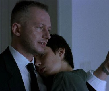 Początkowo Maurer nie zna całej prawdy o przeznaczeniu broni. Odkrywa jednak, że Sawczuk stoi na czele potężnego gangu i chce wysłać broń do Serbii, w której dochodzi do aktów ludobójstwa. Domyśla się również, że przełożeni "Nowego", w tym major Bień, są wciągnięci w nielegalny handel. Maurer za wszelką cenę chce powstrzymać transport pociągu wyładowanego bronią.