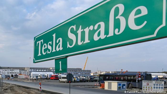 Początkowo planowano, że produkcja samochodów elektrycznych Tesli w Gruenheide rozpocznie się już w lipcu tego roku /Deutsche Welle