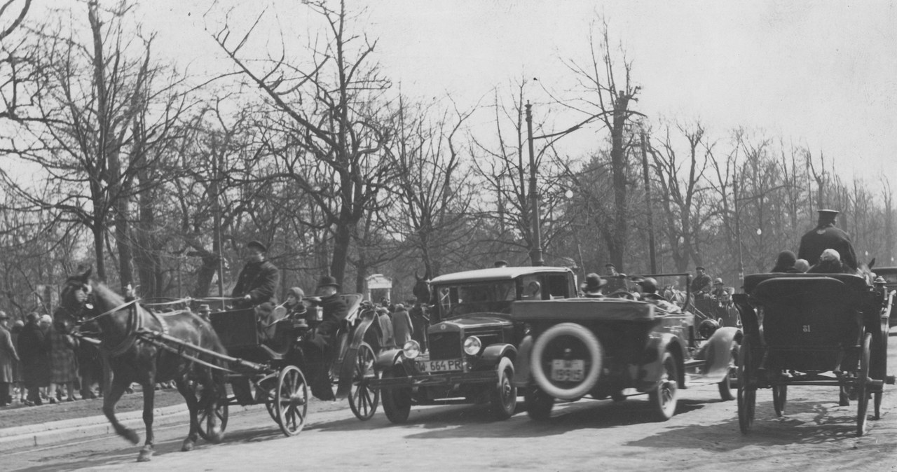 Początkowo samochody koegzystowały z bryczkami konnymi  / Fot: Narodowe Archiwym Cyfrowe /Informacja prasowa